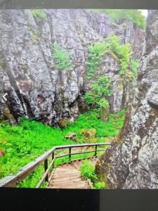 een schilderij van een berg met een houten brug bij Gesztenye apartman in Úrkút +33 foto's