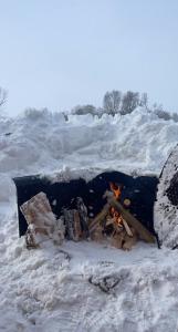a fire pit in the snow in a field at Granlunda Fjällgård in Duved