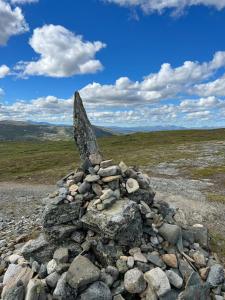 stos kamieni na szczycie wzgórza w obiekcie Granlunda Fjällgård w mieście Duved