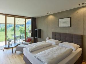 una camera con un grande letto e un soggiorno di *Relax Apartment* für 4 am Weinberg mit Sauna a Spielfeld