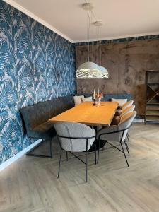 uma sala de jantar com uma mesa de madeira e cadeiras em Casa do Mundo Madeira em Gaula
