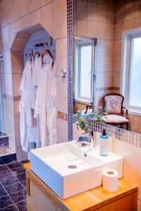 y baño con lavabo y espejo. en Park Hotel Linköping Fawlty Towers, en Linköping