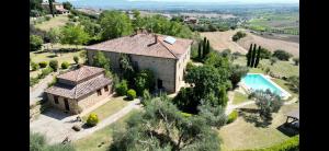 an aerial view of a large house with a swimming pool at Agriturismo Colle di Mezzo in Montefollonico