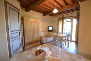 里帕貝拉的住宿－Residence Borgo Felciaione，客厅配有沙发和桌子