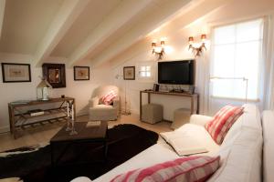 リヴィーニョにあるFiori Bluの白いソファとテレビのあるリビングルーム