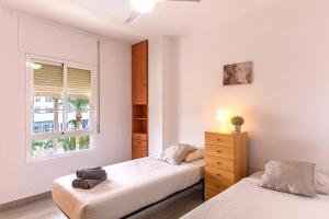 ネルハにあるAndaluz Apartments Tobosoのベッドルーム1室(ベッド2台、窓付)
