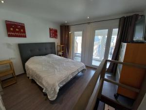 1 dormitorio con 1 cama y balcón en Altissim Griffon, en Pas de la Casa