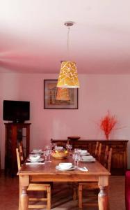 comedor con mesa y lámpara de araña en Tra Mare e Pineta, en Viareggio