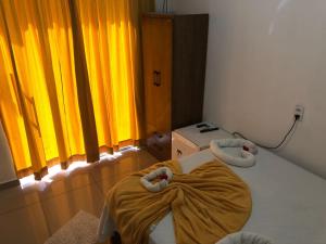 um quarto com uma cama com um cobertor em POUSADA ECOALTER em Santarém