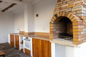 eine Küche mit einem Backsteinofen in einem Zimmer in der Unterkunft Villa Oreh Kravenik - Вила Орех Кръвеник in Kravenik
