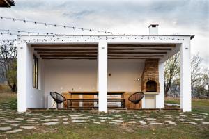 einen Pavillon mit einem Tisch und Stühlen im Hof in der Unterkunft Villa Oreh Kravenik - Вила Орех Кръвеник in Kravenik