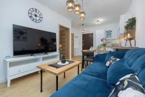Μια τηλεόραση ή/και κέντρο ψυχαγωγίας στο Nadbrzeżna Apartment with Terrace Gąski by Noclegi Renters
