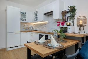 Η κουζίνα ή μικρή κουζίνα στο Nadbrzeżna Apartment with Terrace Gąski by Noclegi Renters