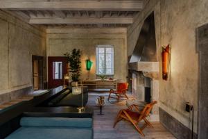 een woonkamer met een bank en een open haard bij Palazzo Petrvs in Orvieto