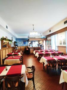 Reštaurácia alebo iné gastronomické zariadenie v ubytovaní Hotel Grand