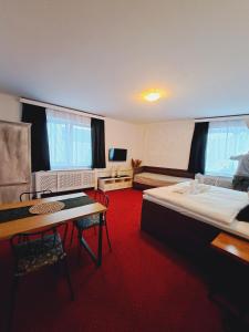 Postel nebo postele na pokoji v ubytování Hotel Grand + 37 fotografií