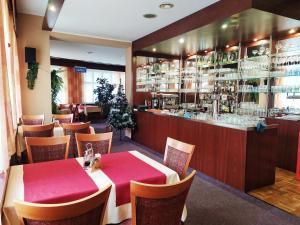 Reštaurácia alebo iné gastronomické zariadenie v ubytovaní Hotel Grand