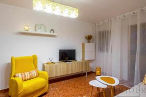 Telewizja i/lub zestaw kina domowego w obiekcie Inftour Apolo Apartamento