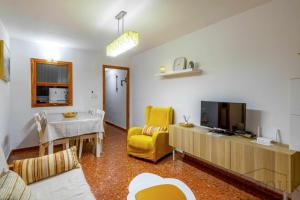 Telewizja i/lub zestaw kina domowego w obiekcie Inftour Apolo Apartamento