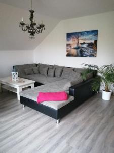 - un salon avec un canapé et une table dans l'établissement Dorfidyll im Grünen, à Mittelherwigsdorf