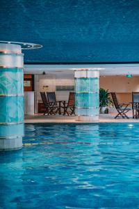 una piscina en un hotel por la noche en Dekin Hotel Chongqing Jiefangbei en Chongqing