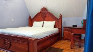 - une chambre avec un lit en bois et un piano dans l'établissement I AM Koh Ker, à Phumĭ Mréch