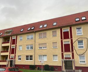 een groot bakstenen gebouw met een rood dak bij Ferienwohnung Heringen in Heringen