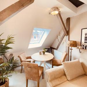 een woonkamer met een tafel en stoelen bij "ocean House" in Heidelberg