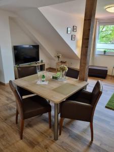 una sala da pranzo con tavolo e sedie di Landhaus Westerloy a Westerstede