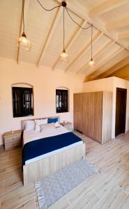 een slaapkamer met een groot bed in een kamer bij Pavlos House in Symi
