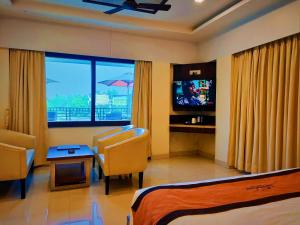 TV a/nebo společenská místnost v ubytování Sambhabana Hotel & Suites