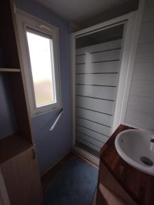 La Boissière-de-Montaigu的住宿－Mobil Home cosy 5 personnes proche du Puy Du Fou，一间带水槽和窗户的浴室