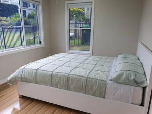 Posteľ alebo postele v izbe v ubytovaní Serene Waterfront GuestHouse- Views & Vibes