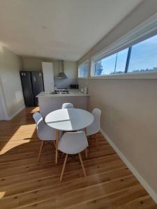 Η κουζίνα ή μικρή κουζίνα στο Serene Waterfront GuestHouse- Views & Vibes