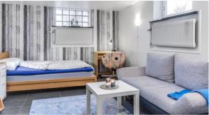 - une chambre avec un lit, un canapé et une table dans l'établissement Cosy stay in southern Malmo, à Malmö