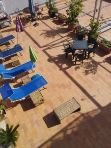 una vista aérea de un patio con mesas y sillas azules en benny house en Nettuno