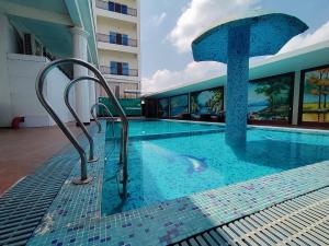 Bazén v ubytování Sambhabana Hotel & Suites nebo v jeho okolí
