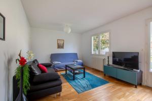 Un televizor și/sau centru de divertisment la La maison d'Armand - Maison avec jardin