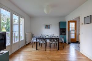 Un televizor și/sau centru de divertisment la La maison d'Armand - Maison avec jardin