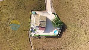 eine Luftansicht eines Hauses auf einem Feld in der Unterkunft Illa - Casa rural aislada con piscina y cerca playa de la Marquesa -Deltavacaciones in Deltebre