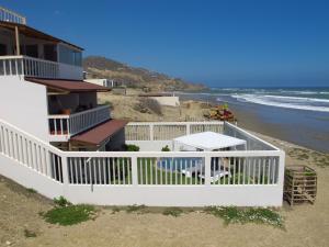 a house on the beach with the ocean at Los Sonidos de las Olas in Santa Marianita