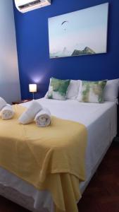 2 Betten in einem Zimmer mit blauer Wand in der Unterkunft Beach Block - View to Atlantic in Rio de Janeiro