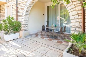 a patio with a table and chairs in a house at Residenza Panorama in Costermano