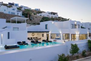Бассейн в Phenomenal Mykonos Villa Villa Julietta 5 Bedrooms Private Jacuzzi With Stunning Sea & Beach Views Psarou или поблизости