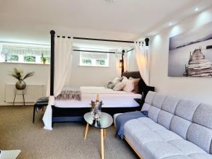 Neptun Studio-apartment with terrace. في كوبنهاغن: غرفة معيشة مع سرير وأريكة
