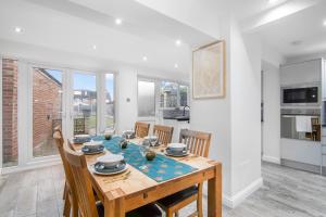 a kitchen and dining room with a table and chairs at OnSiteStays - Spacious 3 Bed House with Garden, Wifi & 4 Plus Parking in Gravesend