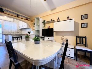 een eetkamer met een witte tafel en stoelen bij La Casona in Oropesa del Mar