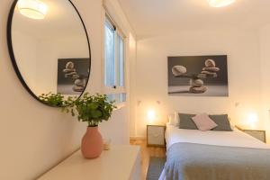 Un pat sau paturi într-o cameră la Apartamento en el centro de Madrid