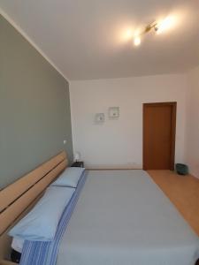 1 dormitorio con 1 cama grande en una habitación en A casa di Ciccio da'mmonte, en Velletri