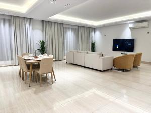 Gallery image of Luxurious 3 Bedroom Apartment - 5 minutes to Boulevard in Riyadh